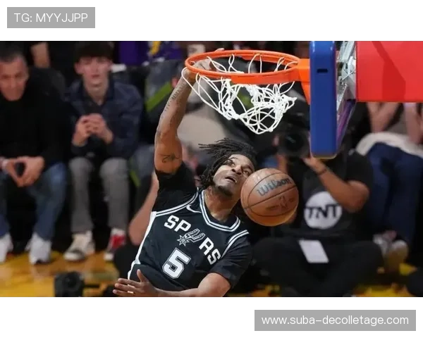 卡斯尔无球跑动制造错位，提升黄蜂外线进攻效率